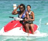 Serena Williams à Miami : plage, amies et jet-ski 