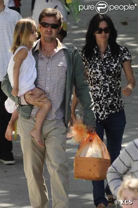 Courteney Cox, son mari David Arquette et leur fille Coco, 5 ans, se promenaient hier dans Malibu à l'occasion de la fête de Pâques