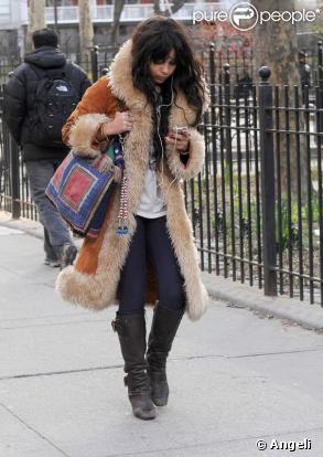 Zoe Kravitz dans les rues de New York, c'est pas la grande forme...
