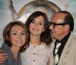 Karl Zéro avec sa femme Daisy d'Errata et leur fille Anaïs Tellenne à la première de  Being W  au Vip Room Theatre