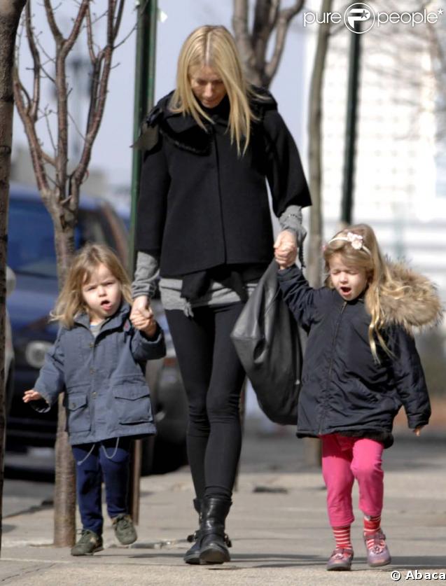Gwyneth accompagnée de ses deux bout'chou Apple et Moses 