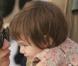 Toujours à Saint-Jean-Cap-Ferrat, en juin 2007, Suri et sa maman Katie quittent l'hôtel Eden Roc pour se rendre à une petite fête sur la plage. Suri a la fashion attitude en robe liberty, et la même coupe que sa mère, comme c'est mignon...