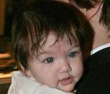En novembre 2006, pour l'une des ses premières apparitions, à 7 mois, à Rome, Suri arborait déjà yeux bleux malicieux et robe de princesse, ses marques de fabrique ! 