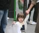 En août 2007, Suri la globe-trotteuse fait du shopping à Paris avec sa maman. Elle n'a pas encore un an et demi, mais elle tient à marcher et à porter elle-même ses sacs !