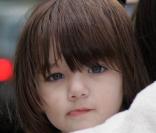 En mai 2008, Suri a deux ans, toujours inséparable de son biberon, et elle tient à nous montrer qu'elle aussi sait faire la moue boudeuse, comme maman ! 