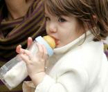 Octobre 2007, Suri a un an et demi et est de retour à New-York pour un peu de shopping dans les bras de Katie. Le biberon, lui, est toujours là !  
