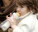 Octobre 2007, Suri a un an et demi et est de retour à New-York pour un peu de shopping dans les bras de Katie. Le biberon, lui, est toujours là !
