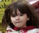 En octobre 2008, Suri, deux ans et demi, s'est laissé pousser les cheveux tout l'été et arbore une belle robe fleurie tandis qu'elle donne la main à son papa dans les rues de New-York.