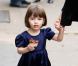 Star coquine mais aussi gourmande, Suri déguste un cupcake chocolaté dans la rue à New-York après avoir tiré la langue aux photographes, en novembre 2008.