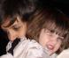 Suri a déjà compris comment charmer ses admirateurs ! Elle distribue des clins d'oeil à la sortie du restaurant dans les bras de sa maman, en novembre 2007 à New-York.