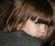 Suri sort du théâtre Schoenfeld où sa maman Katie joue la pièce All my sons... Et maîtrise déjà parfaitement le regard de braise lancé sous sa frange, alors qu'elle n'a même pas trois ans !