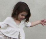 Suri sort de son cours d'arts plastiques à Santa Monica, en Californie, et gratifie l'assistance d'une magnifique révérence ! 