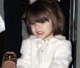 Janvier 2008, Suri approche de ses trois ans et laisse sa poussette à son doudou le lapin, qu'elle emmène en promenade avec sa mère à New-York. 