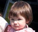 Suri a un an en mai 2007 et rejoint sa maman sur le tournage de son film, Mad Money, à Shreveport dans le sud des Etats-Unis. Elle aime déjà le rose et sa coupe de cheveux annonce le carré ! 