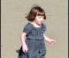 Suri a deux ans et demi, a retrouvé son carré parfait, et se lance ! Elle galope à Central Park en octobre 2008, très élégante dans sa petite robe vichy.