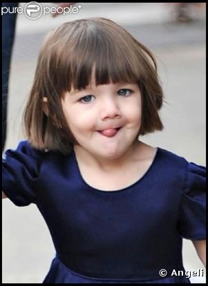 Suri est une star, ça oui, mais une star très coquine, qui n'hésite pas à tirer la langue à ceux qui l'embêtent, na !