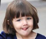 Suri est une star, ça oui, mais une star très coquine, qui n'hésite pas à tirer la langue à ceux qui l'embêtent, na ! 