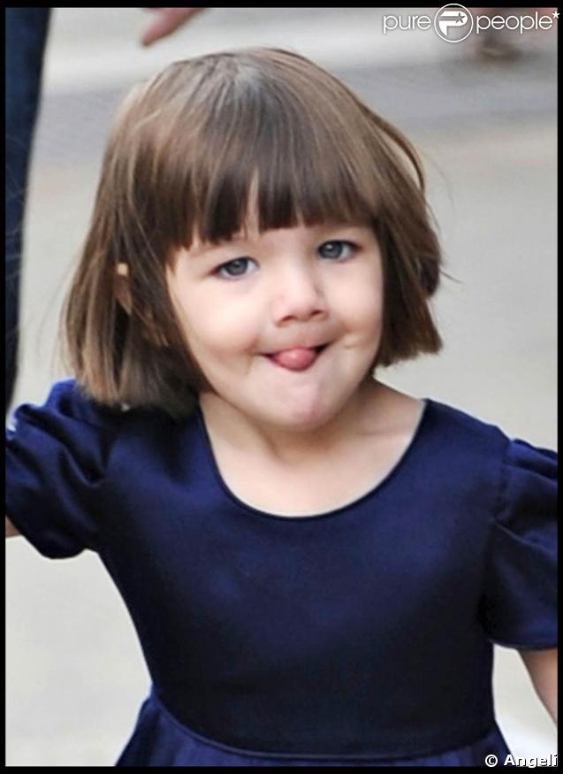 Suri est une star, ça oui, mais une star très coquine, qui n'hésite pas à tirer la langue à ceux qui l'embêtent, na ! 