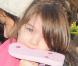 Le 1er avril dernier, à quelques jours de fêter son troisième anniversaire, Suri semblait être retombée dans ses plus jeunes années et mâchouillait une tong dans les bras de Katie, toujours de rose vêtue !