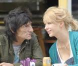 Ronnie Wood et sa jeune compagne Ekaterina lors d'une balade dans le quartier de Primrose Hill à Londres le 21 avril 2009