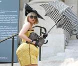 Lady GaGa sort de son hôtel afin de se rendre au Grand Palais. 23/04/09