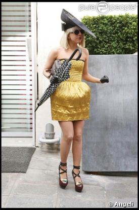 Lady GaGa sort de son hôtel afin de se rendre au Grand Palais. 23/04/09