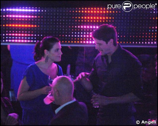 James Lafferty au  Vip Room Theatre  à Paris le 23 avril 2009 : Regards coquins et complices... Sophia Bush a du soucis à se faire ! 