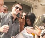 Séance d'autographes le 22 avril 2009 à la sortie de son hôtel parisien : James encerclé par ses fans ! 