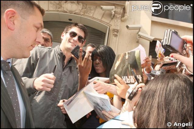 Séance d'autographes le 22 avril 2009 à la sortie de son hôtel parisien : James encerclé par ses fans ! 