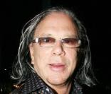 Mickey Rourke fumant une cigarette lors d'un dîner dans le restaurant Mr Chow à Beverly Hills le 23 avril 2009