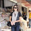 Camilla Belle, perdue dans ses pensées, se promène... Mais où est son nouvel amoureux ?