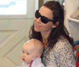 Minnie Driver et son fils Henry : petite séance shopping à Malibu le 18 avril 2009 pour trouver des mini-tongs au mini-Henry ! 
