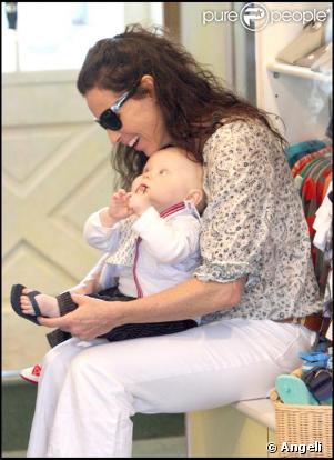 Minnie Driver et son fils Henry : petite séance shopping à Malibu le 18 avril 2009 pour trouver des mini-tongs au mini-Henry !
