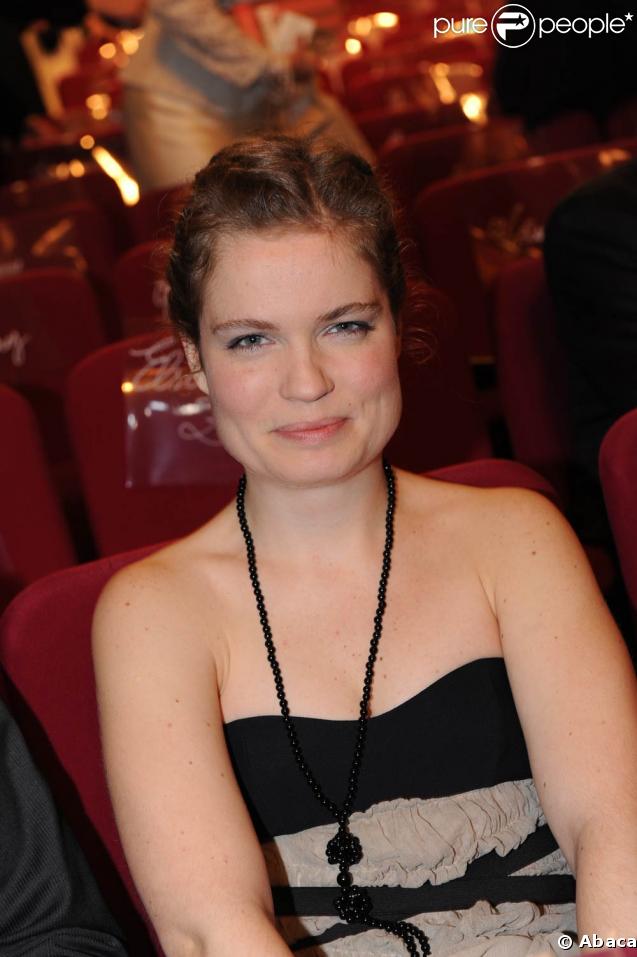 Sarah Biasini était resplendissante dans sa robe Paule Ka, lors de la 23e cérémonie des Molières, au Théâtre de Paris, le 26 avril 2009 !