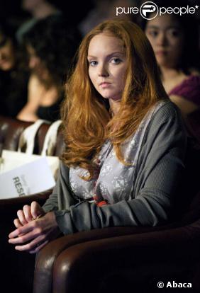 Lily Cole assiste à un défilé de mode éthique à l'université de Cambridge en Grande-Bretagne le 26 avril 2009