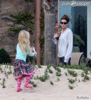 Sandra Bullock s'amuse avec ses chiens et sa belle-fille sur la plage à Los Angeles