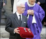 Les insignes de Macha Béranger qui fut décoré Chevalier des Arts et des Lettres - Obsèques de Macha Béranger à Paris en l'église de Saint-Eustache dans le 1er arrondissement le 30 avril 2009