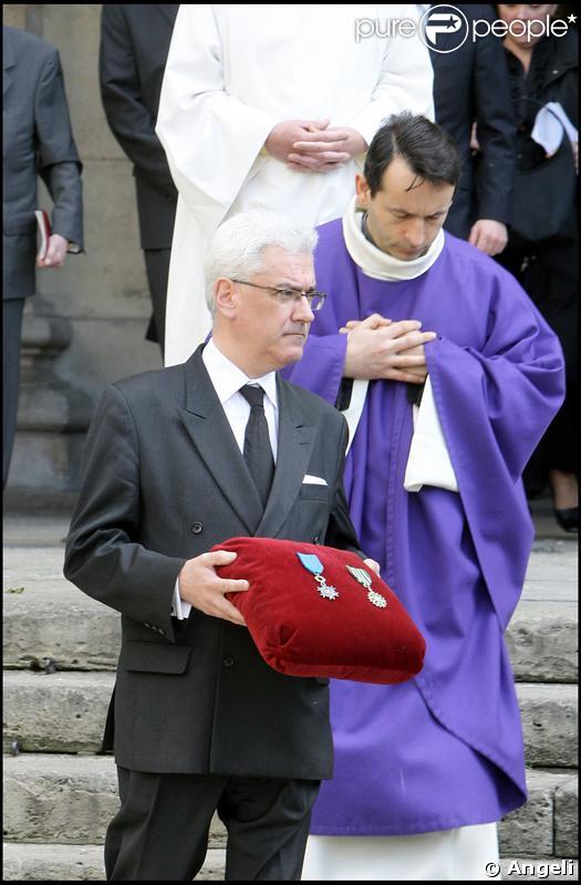 Les insignes de Macha Béranger qui fut décoré Chevalier des Arts et des Lettres - Obsèques de Macha Béranger à Paris en l'église de Saint-Eustache dans le 1er arrondissement le 30 avril 2009
