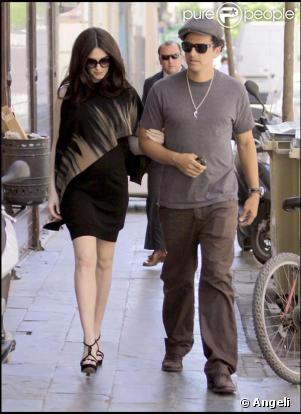 La belle Paz Vega et son mari, Olso Salazar, lors d'une promenade romantique à Séville, le 26 avril 2009 !
