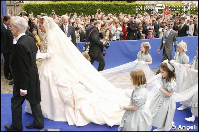   Mariage de Jean d'Orléans et de Philomena de Tornos y Steinhart en la cathédrale de Senlis. La mariée avec son père.    