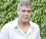 George Clooney, à Miami, la tête dans le c... à la sortie de son bungalow, à l'hôtel Delano, le matin du 2 mai 2009 !