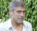 George Clooney, à Miami, la tête dans le c... à la sortie de son bungalow, à l'hôtel Delano, le matin du 2 mai 2009 !
