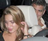 George Clooney, à Miami, à la sortie d'un prestigieux restaurant italien, rejoint une jolie blonde dans sa voiture, dans la nuit du 1er au 2 mai 2009 !