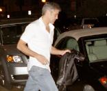 George Clooney, à Miami, à la sortie d'un prestigieux restaurant italien, rejoint une jolie blonde dans sa voiture, dans la nuit du 1er au 2 mai 2009 !