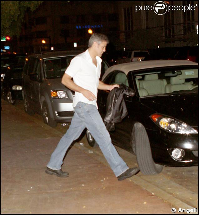 George Clooney, à Miami, à la sortie d'un prestigieux restaurant italien, rejoint une jolie blonde dans sa voiture, dans la nuit du 1er au 2 mai 2009 !