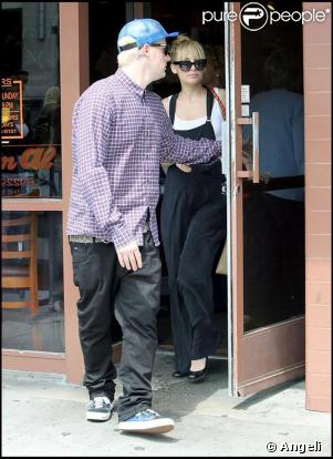 Nicole Richie a déjeuné avec son compagnon Joel Madden le 2 mai dans une ravissante combinaison en soie