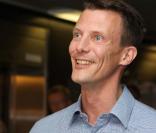 Le Prince Joachim de Danemark, fou de bonheur, a annoncé la naissance de son fils, en bas de l'hôpital !