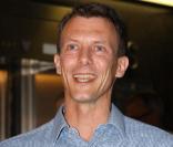 Le Prince Joachim de Danemark, fou de bonheur, a annoncé la naissance de son fils, en bas de l'hôpital !