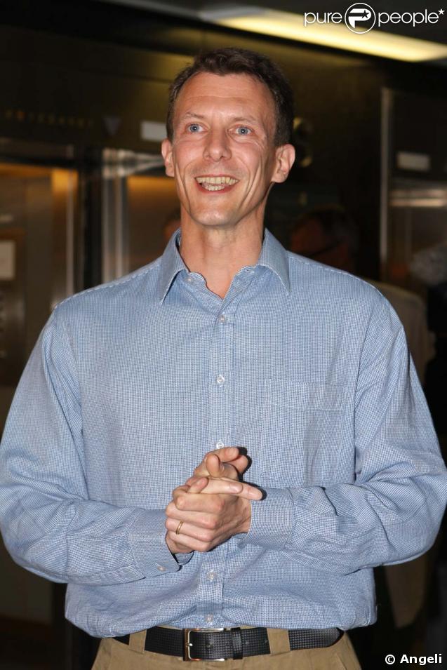 Le Prince Joachim de Danemark, fou de bonheur, a annoncé la naissance de son fils, en bas de l'hôpital !