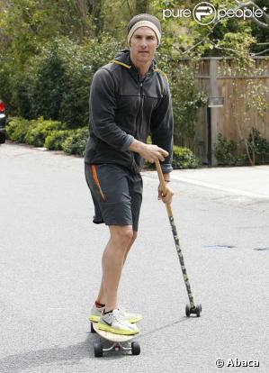 Matthew McConaughey fait du long board
